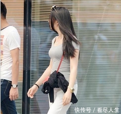 凹凸■灰色紧身T搭配白色裤子，小姐姐的身材凹凸有致，街拍：大墨镜