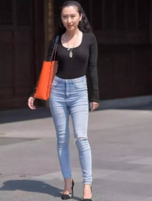 紧身牛仔裤无需多言，只需简单的搭配，就能展现你的美