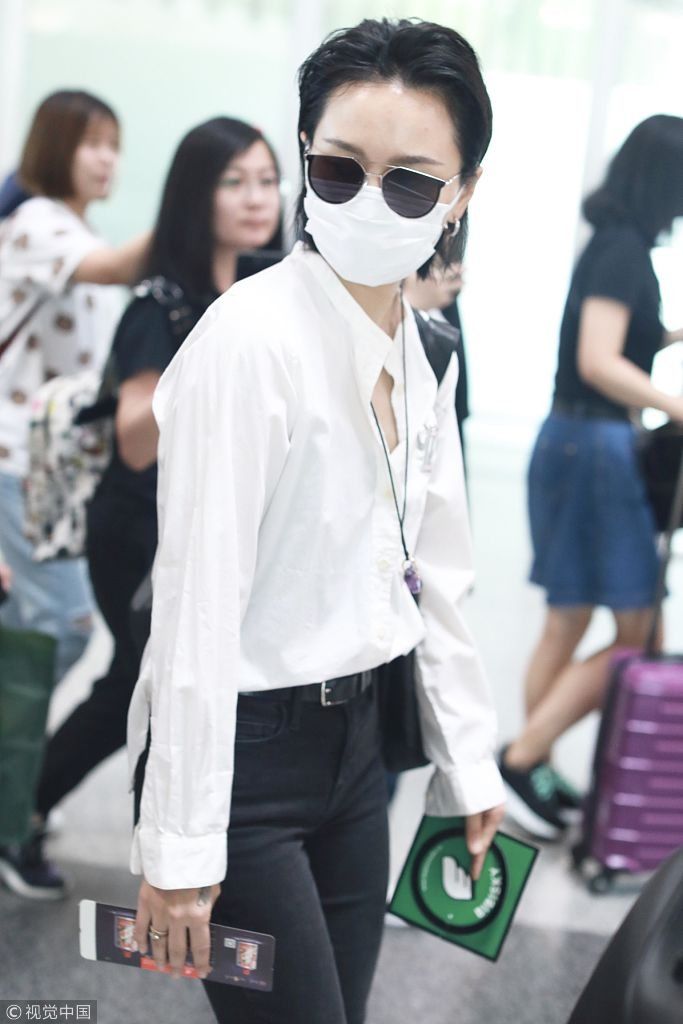 雌雄难辨！周笔畅白衣黑裤玩转中性风 架黑超梳背头帅过小鲜肉