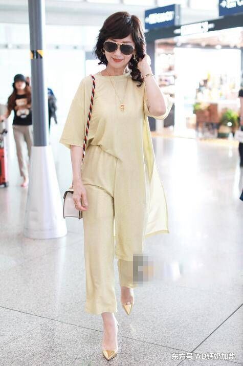 64岁赵雅芝鹅黄色look扮嫩,长衫阔腿裤优雅,网友:真减龄