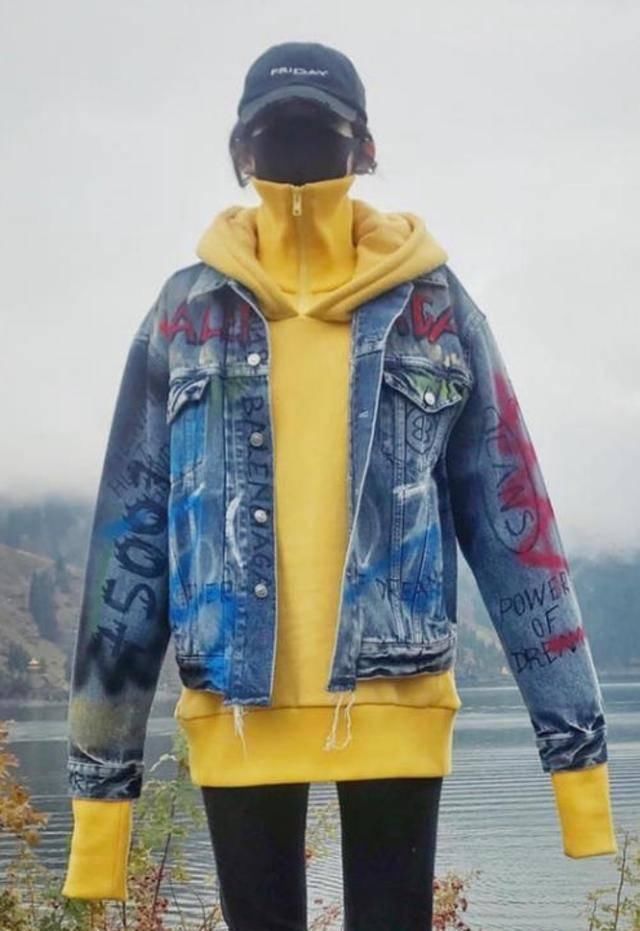  视觉效果：谁说牛仔服已烂大街？今年流行这4款，百搭又时髦，回头率爆表！
