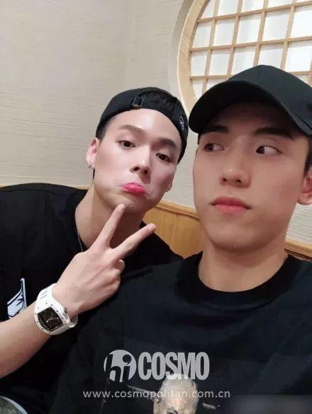 手腕上挂着一百万是什么感觉？鹿晗关晓彤知道