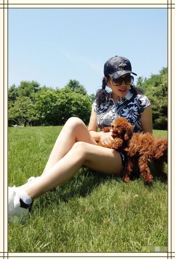 刘晓庆不过穿了件印花裙，就62岁嫩成32了，冻龄的秘密不只在脸上