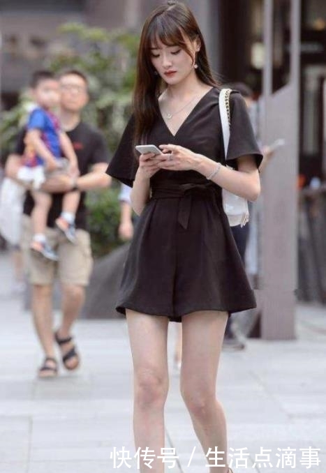  [气质]街拍：温柔之至的美女，穿浅蓝色连衣裙，气质温婉动人