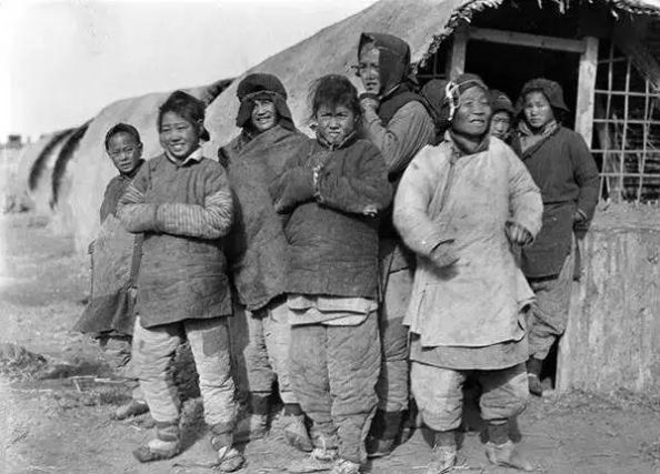  「发现」美国人在鞋盒里发现了6000张中国老照片