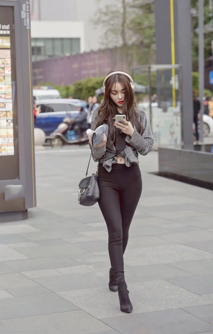 你们最爱的黑色紧身裤美女，身姿苗条时尚性感，背影臀型实在迷人