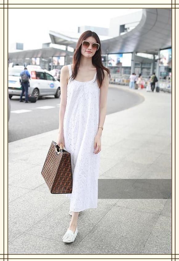 100斤何穗穿吊带裙竟输90斤杨颖?网友:终于知道超模和嫩模差距