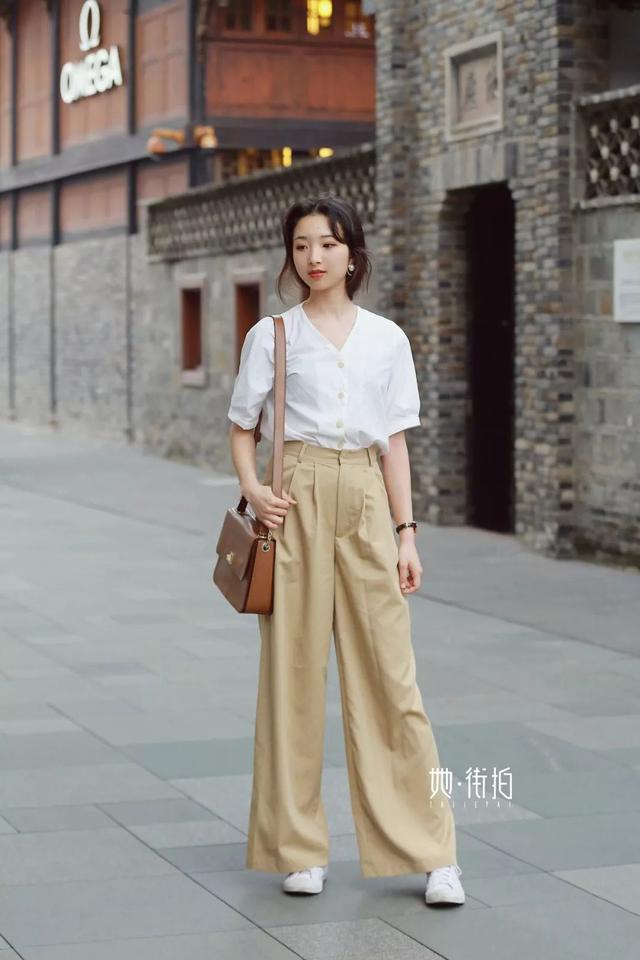 街拍女孩：纯真大方穿搭整洁，上演极致身材！