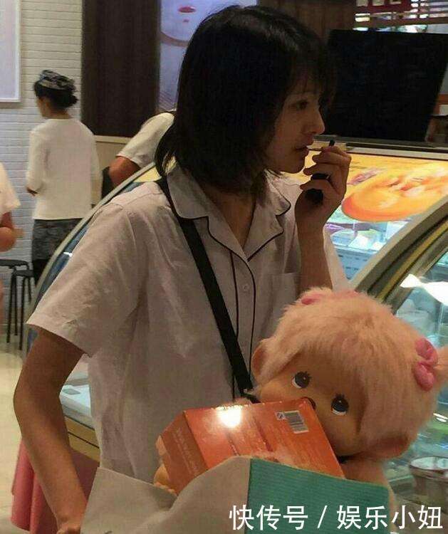 郑爽素颜陪父母逛商城，玩偶少女心爆表，但是麻麻的动作太辣眼睛