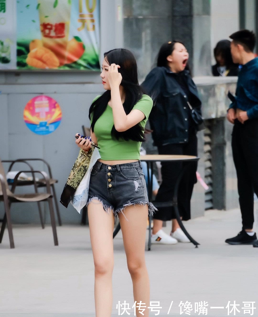  「绿色」路人街拍：绿色 豹纹，颜值高才能驾驭这样的搭配吧！