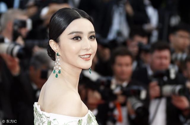 范冰冰探访患难儿童 疑似利用公益洗白 网友：先把阴阳合同说明白