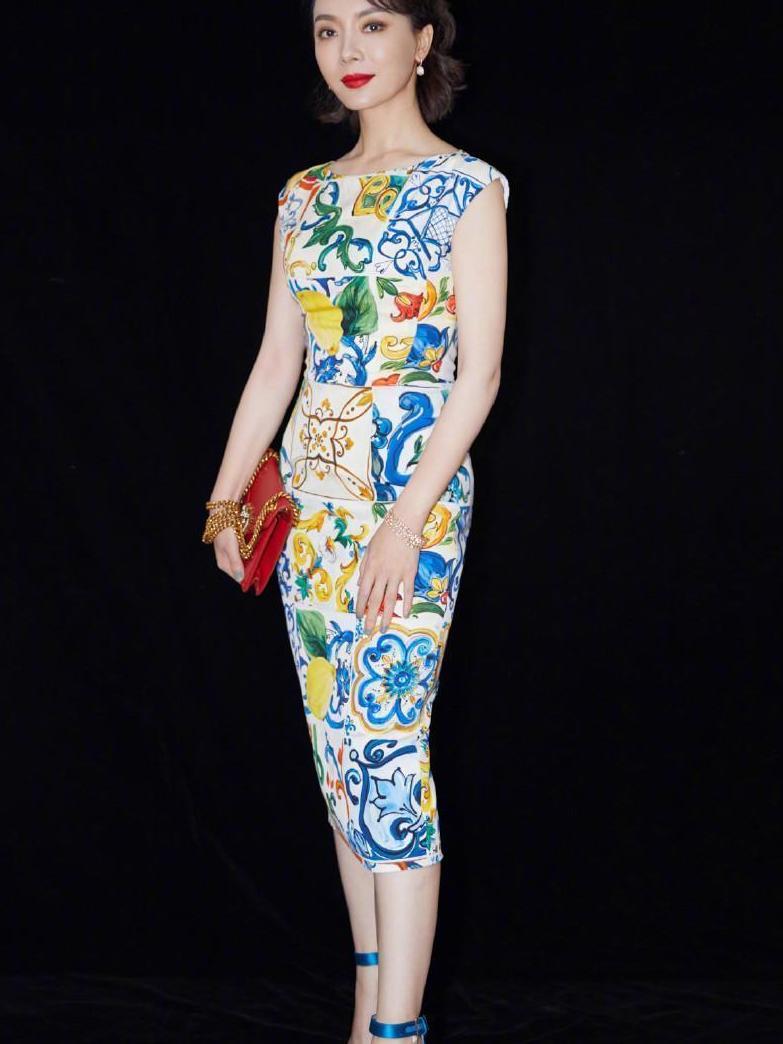 41岁陈数逆生长, 同框白宇像兄妹, 穿花裙撞上热巴也不输!