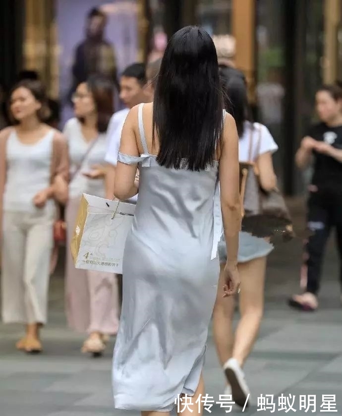 美女:美女穿着睡衣就出来了,不过还挺有富贵风范的