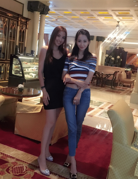 『辣妈』街拍:爱穿尖头鞋的辣妈,年纪虽大美貌不能丢!