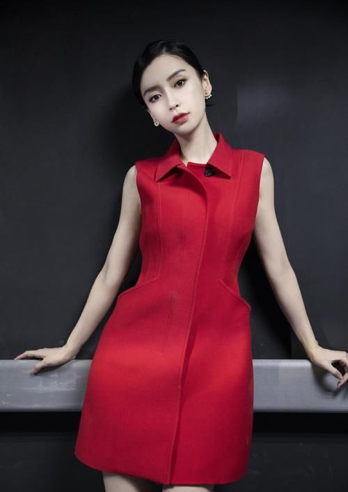 #辣妈#Angelababy变温柔辣妈,大地色基础妆容优雅高级,低调不失气场