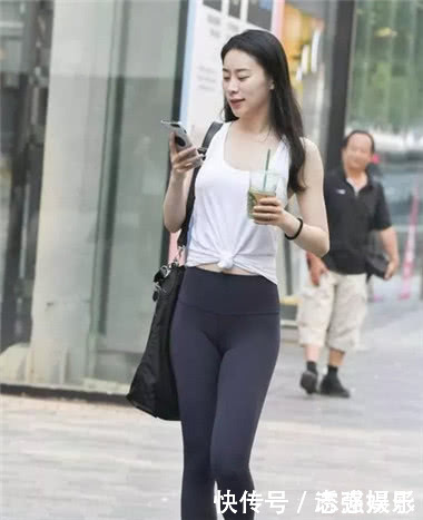 气质小姐姐身穿黑色皮裤搭配白色背心完美身材凹凸有致,旁边女孩