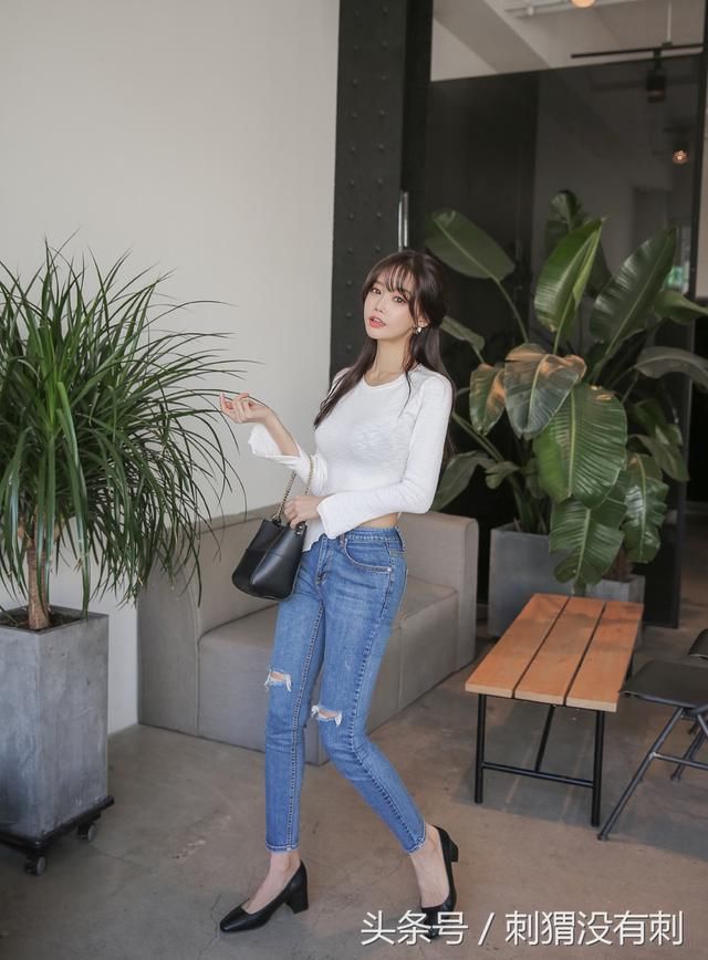 腰身纤细的牛仔裤美女，轻松穿出优雅感，真漂亮！