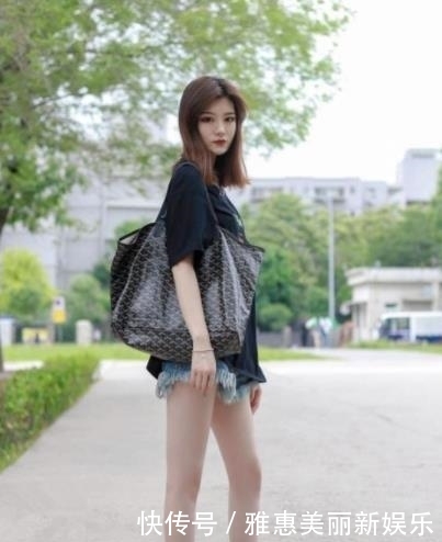  [蓝色]街拍：美女穿蓝色条纹紧身裙，秀出纤细长腿，明媚的笑容充满魅力