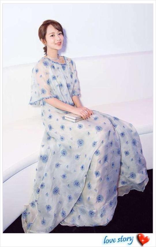 杨紫又胖了?直筒裤硬生生穿成紧身裤，网友:秦俊杰看了怎么想?