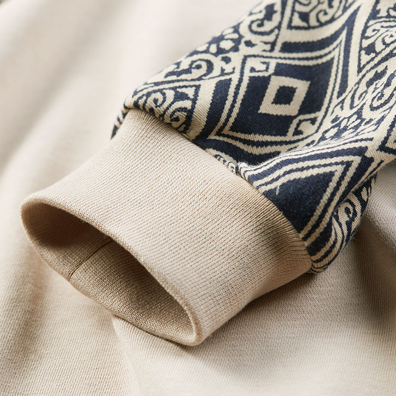 刚入秋，别着急买皮衣，70后女人都在穿这“卫衣”，穿出清新感