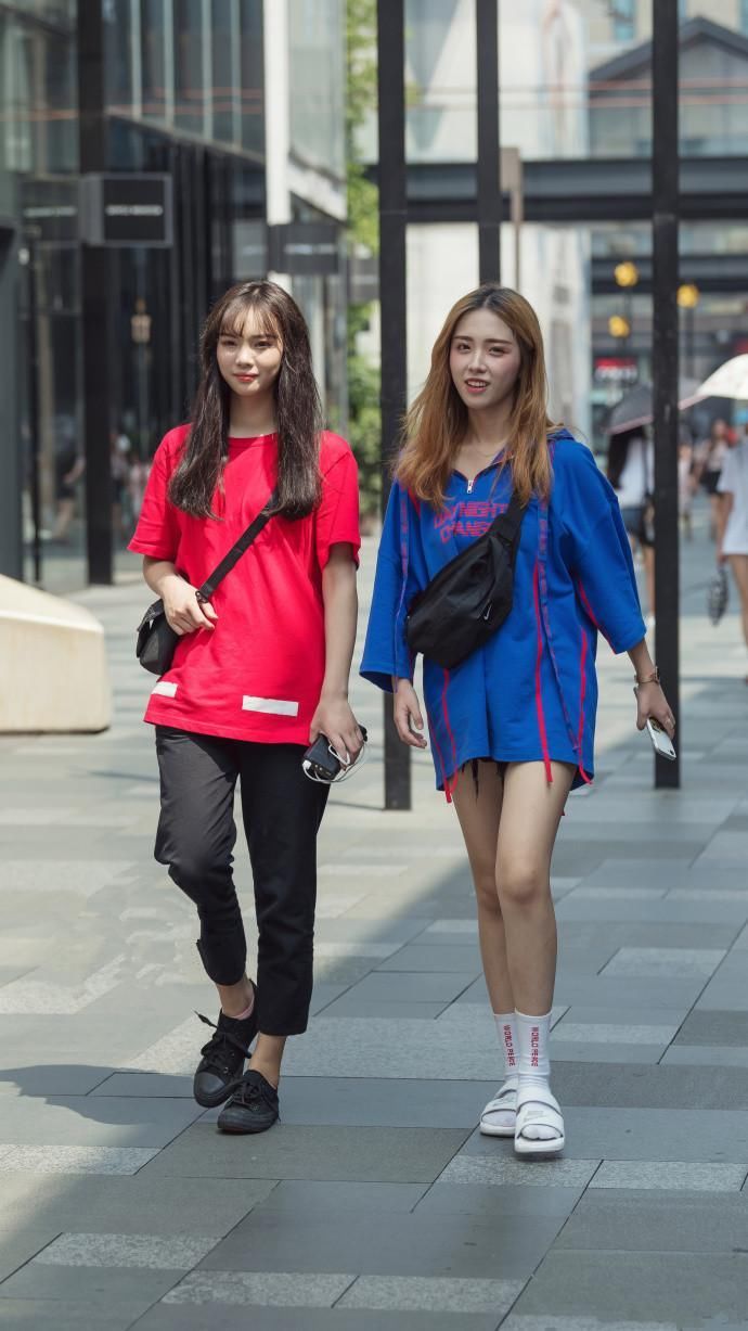 街拍美图 美女清凉V领连衣裙 春光无限好 轻松吸引眼球!