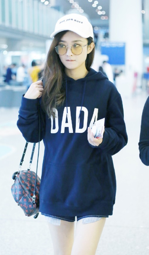 赵丽颖也开始玩下衣失踪,就看见两张“纸”,这搭法简直太6了