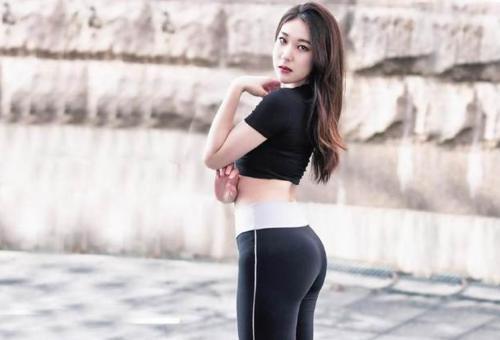 紧身打底裤：个性前卫的美女，秀出傲人曲线，潮流范十足！