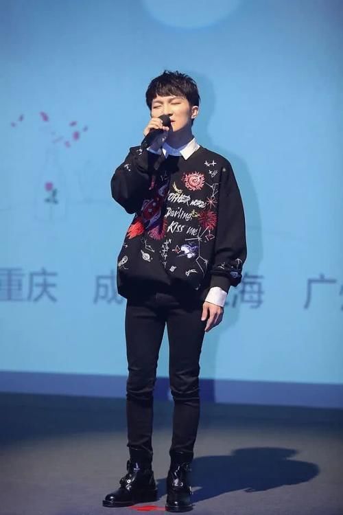 【时髦】个子不到165怎么穿?看看身高161的周深,造型时髦又显高