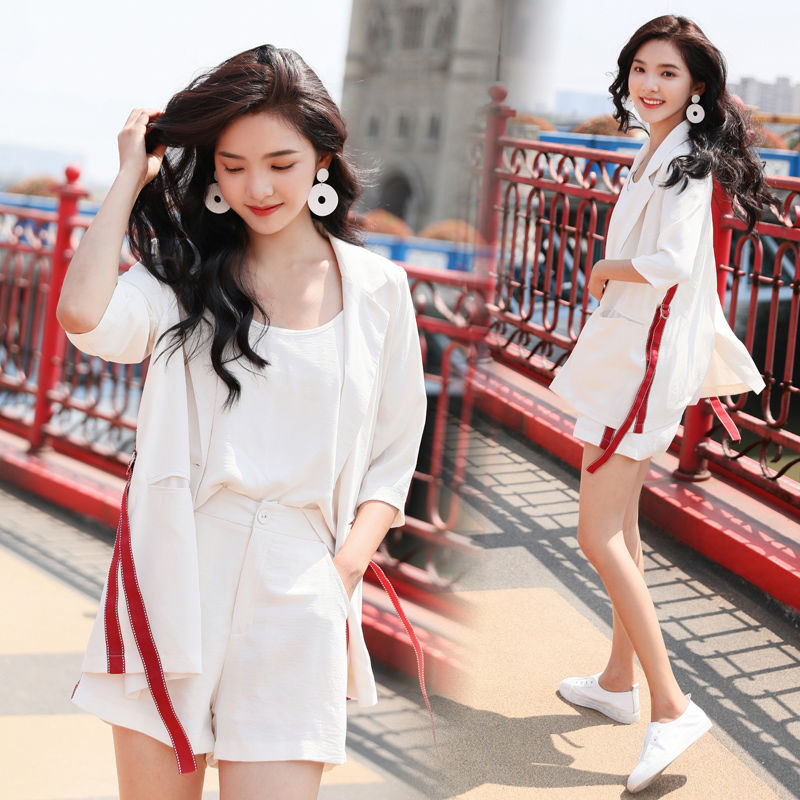 老婆身高152,从不穿高跟鞋,短款套装+小白鞋,洋气显高挑