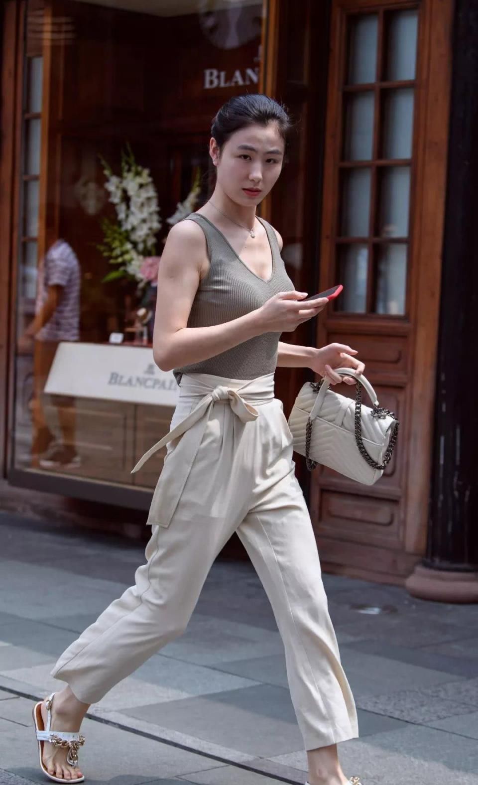 本以为阔腿裤很美，看了穿紧身裤的姐姐后，才发觉错过好多