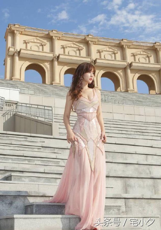 柳岩一身粉色连衣裙写真，大胆漏出事业线