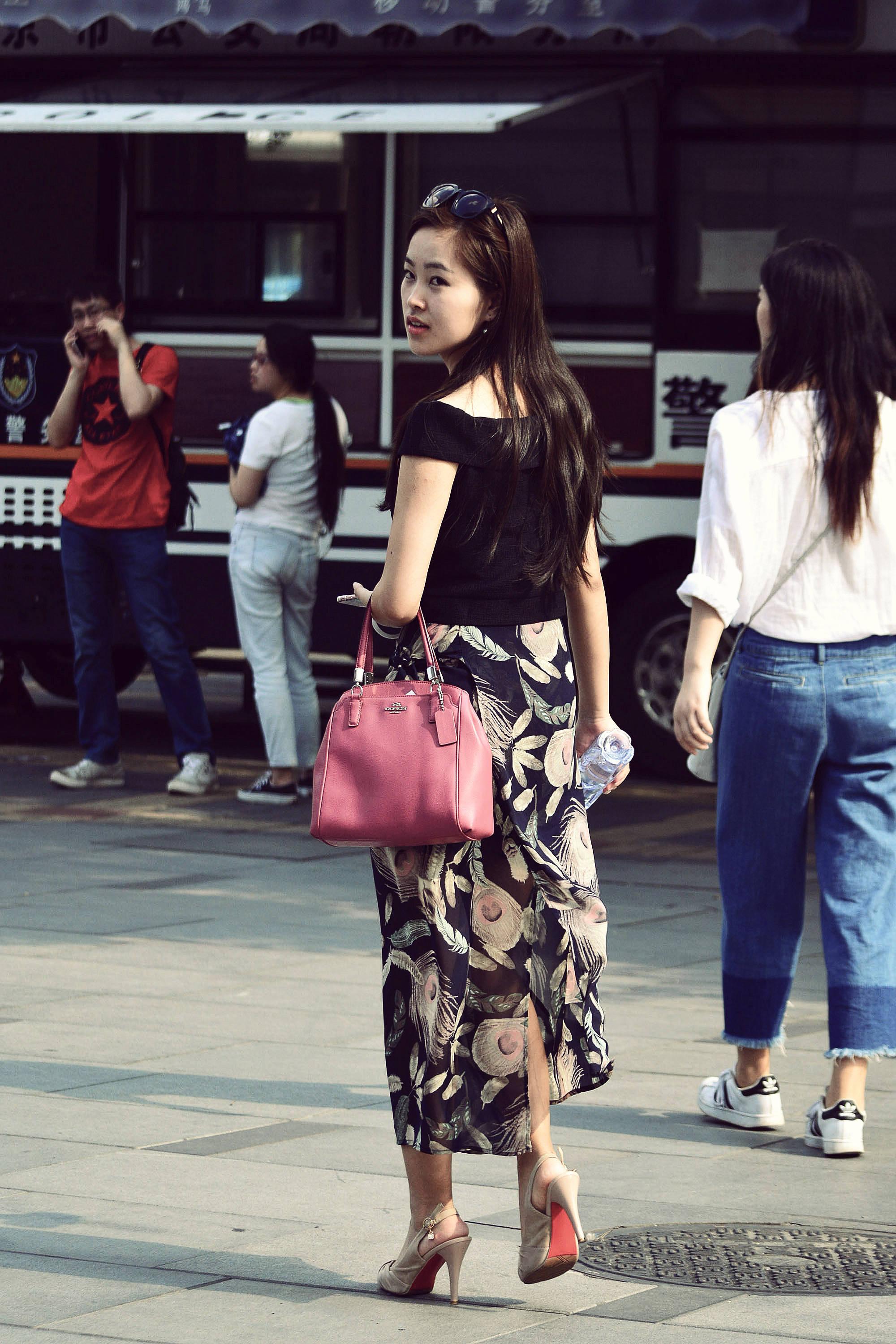 在这个穿高跟鞋逛街的季节里，你会选择怎样的款式呢？