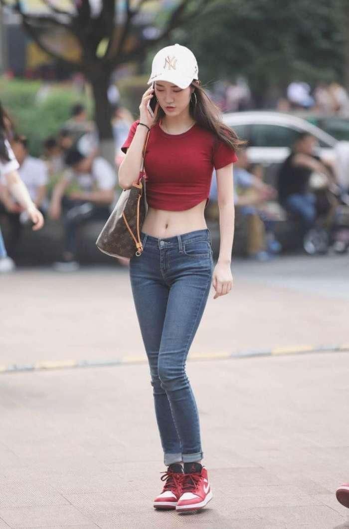 天使面容魔鬼身材的小姐姐，小蛮腰大长腿很是迷人!