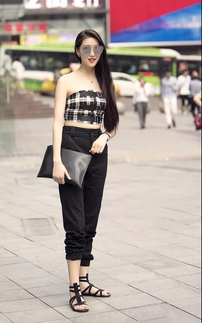 街拍路人，大气的女神范穿搭参考，让你由内到外都透露出迷人气息