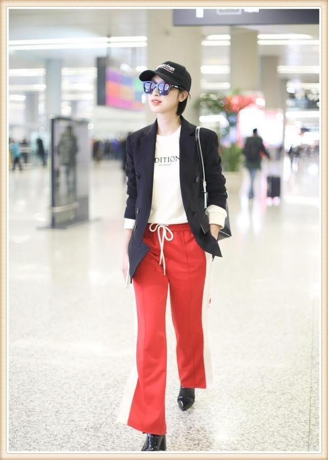 当李宇春和张俪同穿红色运动裤，才知道假小子和真女人到底差在哪