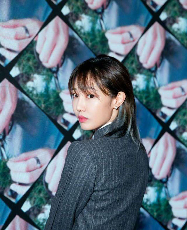 白百何久违亮相，大衣+喇叭裤气场十足，网友:手上的戒指亮了!