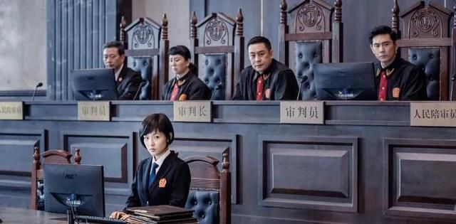  [部电视剧]谁说吴倩掉进爱情大坑里? 女法官造型清新脱俗, 美得不可方物!