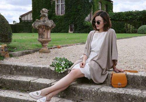 宋佳这裙子也太透了吧!三角区黑毛都看得见网友:白百何都没你疯狂