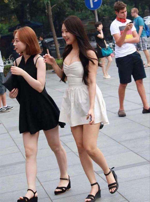 街拍: 丰满白皙的小姐姐, 这裙子明显小了很多啊