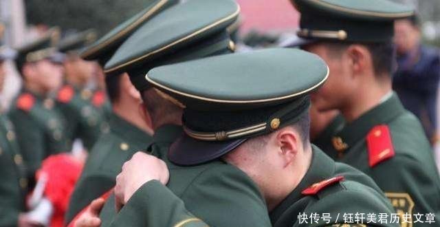 老兵退伍后，军衔不让带回家，为何连军装也不让带了原因很简单