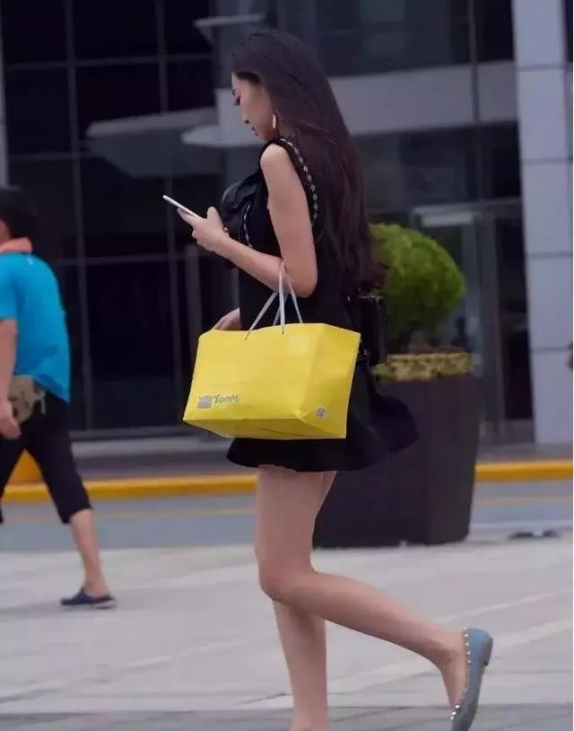 街拍：美女俏丽多姿惹人注目，舒适而惬意短裤穿出迷人长腿！