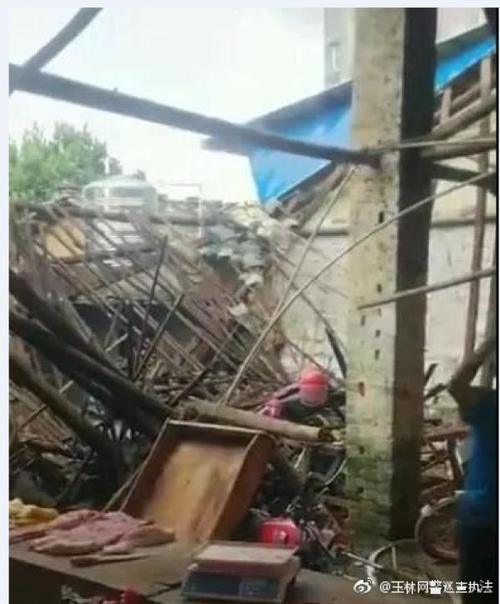 广西北流华东圩猪肉行倒塌砸死多人？警方：谣言！有两人受伤