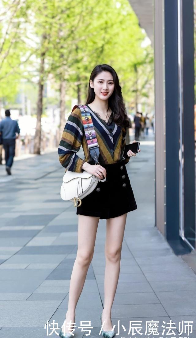 『小姐姐』路人街拍,姑娘真是太洋气了,穿黄色连衣裙很显简约优雅风
