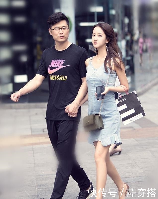  身材：美女街拍颜值很高的小姐姐，穿搭吊带裙，显得身材十分曼妙