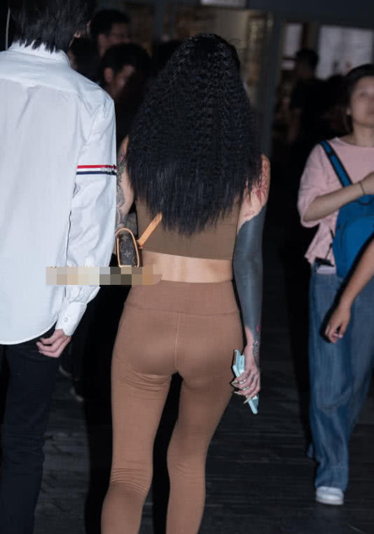 你们最爱的一字抹胸装裹出丰腴上围,霸气纹身给人超强的视觉冲击