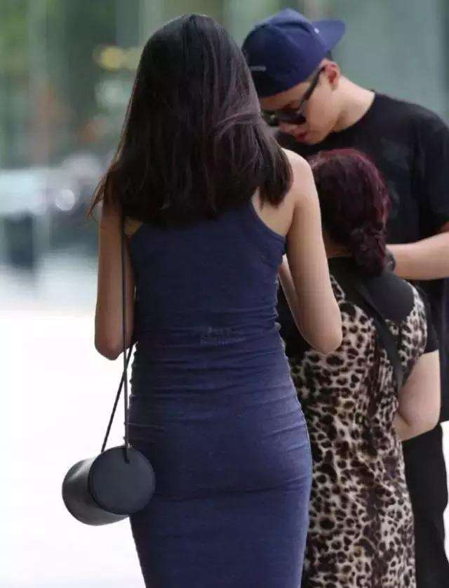 街拍：校园树荫下的长裙小姐姐，网友：腰上的肉肉出来了