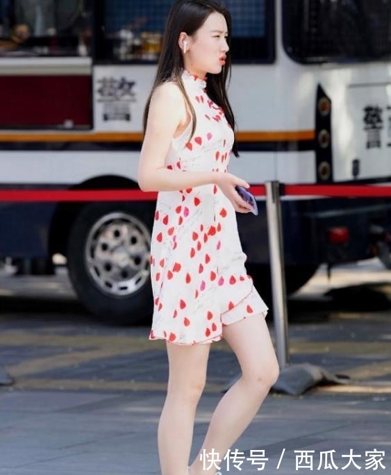  『美女』街拍美女：身材靓丽的小姐姐，搭配吊带短裙，秀出优美气质！