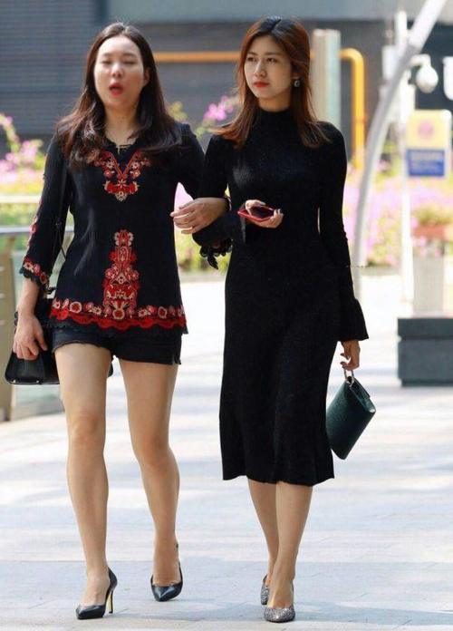 街拍：魅力十足的打底裤小姐姐大气不紧绷，显出迷人小蛮腰！