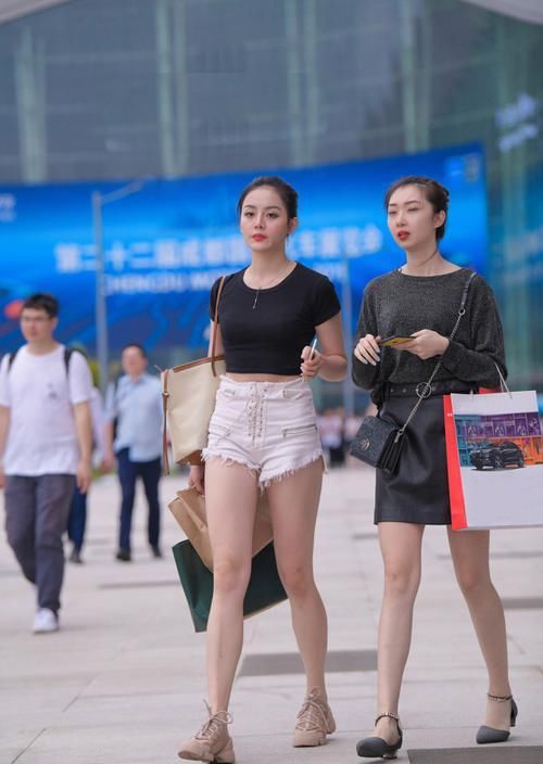  闺蜜|气质闺蜜在身旁，时尚的装扮才能让自己更显靓丽