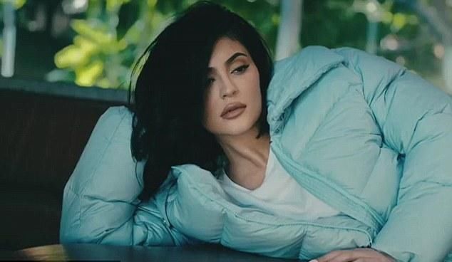 卡戴珊两小妹又一次同框，这身材，这颜值，简直是男人的梦想